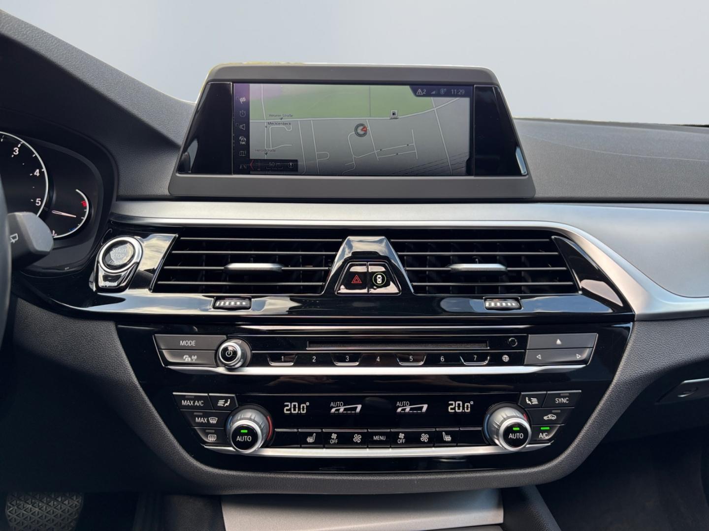 BMW 520 d Touring *LED*360°*Pano*AHK*PDC*Niveau*SHZ*