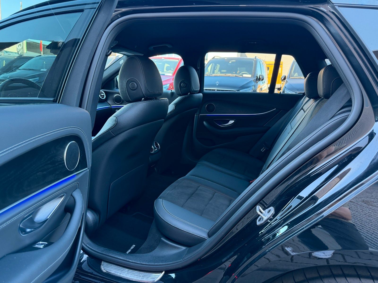 Fahrzeugabbildung Mercedes-Benz E 220d T AMG+Distr+MultiB+AHK+Ambiente+