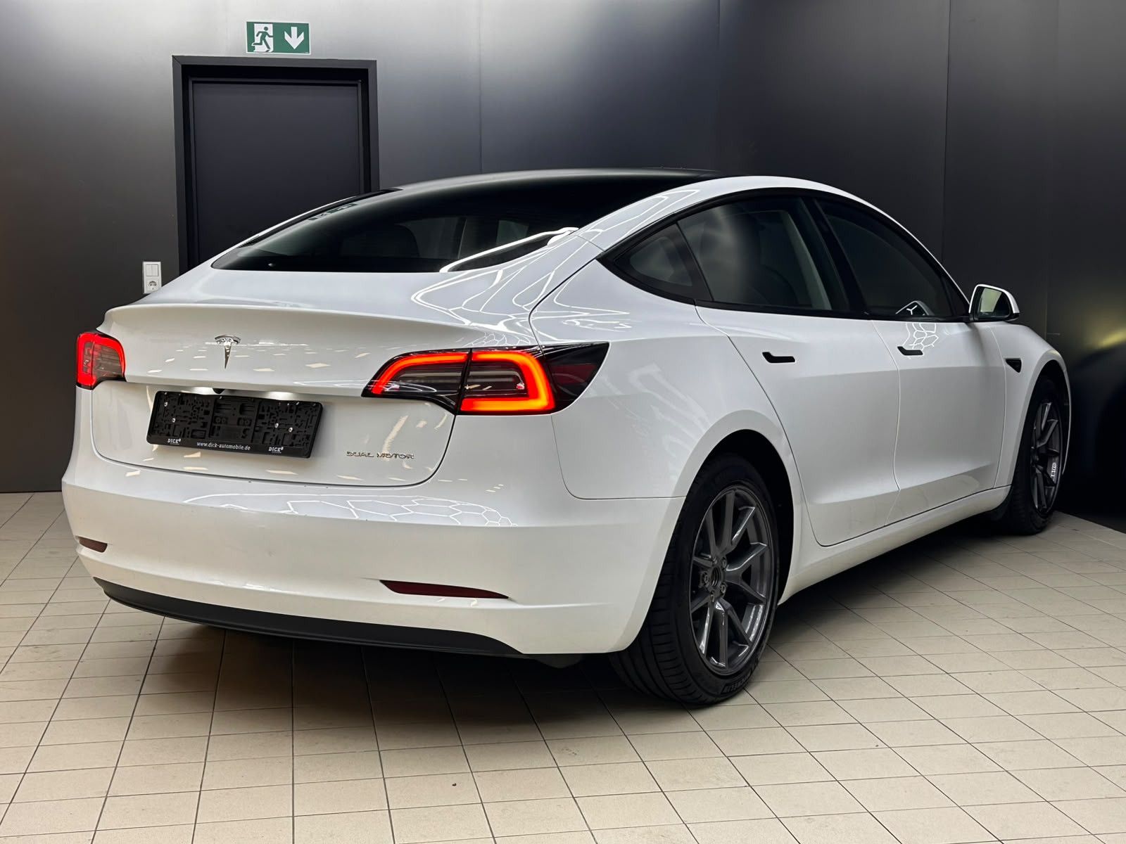 Fahrzeugabbildung Tesla Model 3 Long Range Dual AWD PANO+LED+NAVI+KAM+WP
