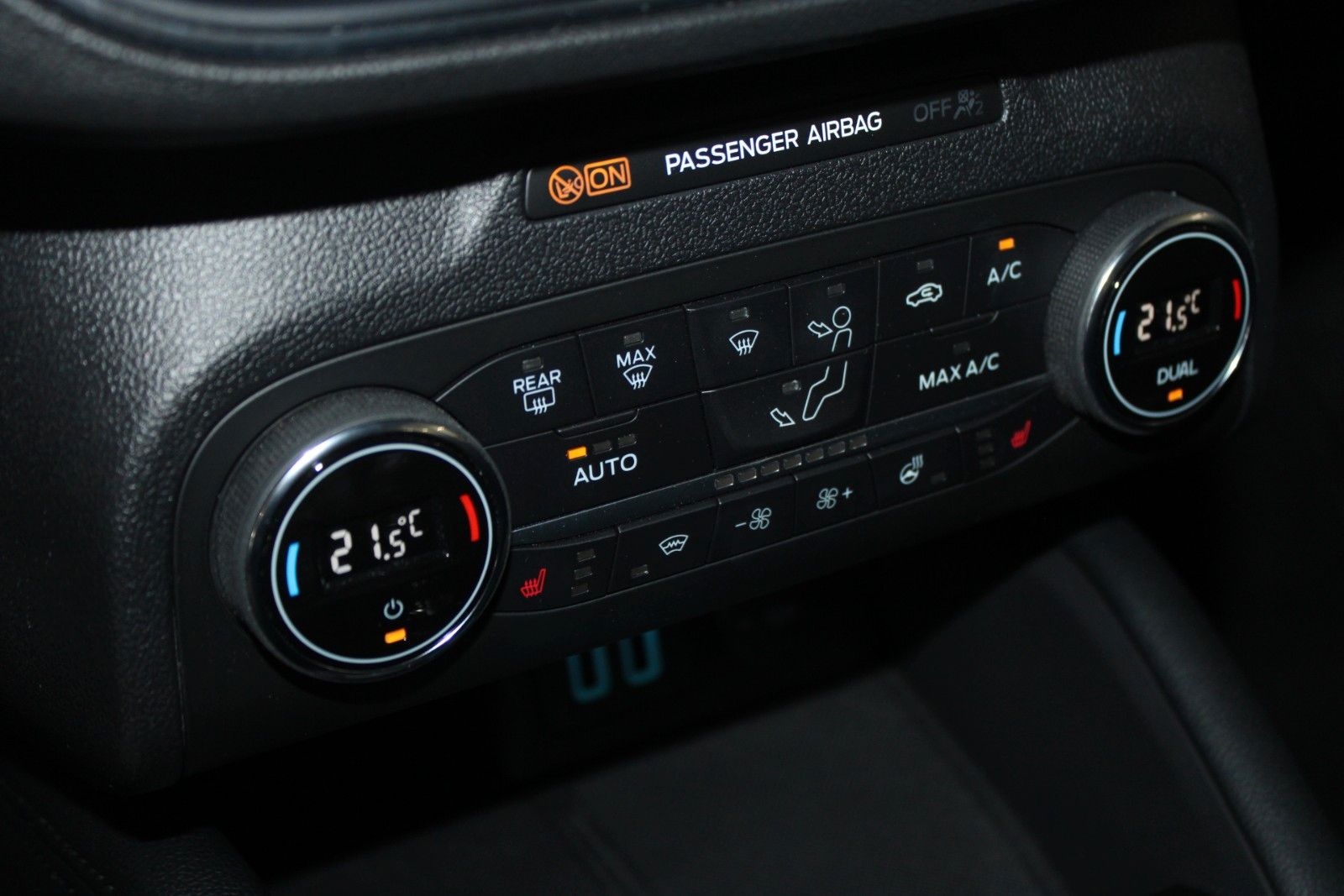 Fahrzeugabbildung Ford Focus Titanium LED WinterPaket DAB NAVI 1.Hand