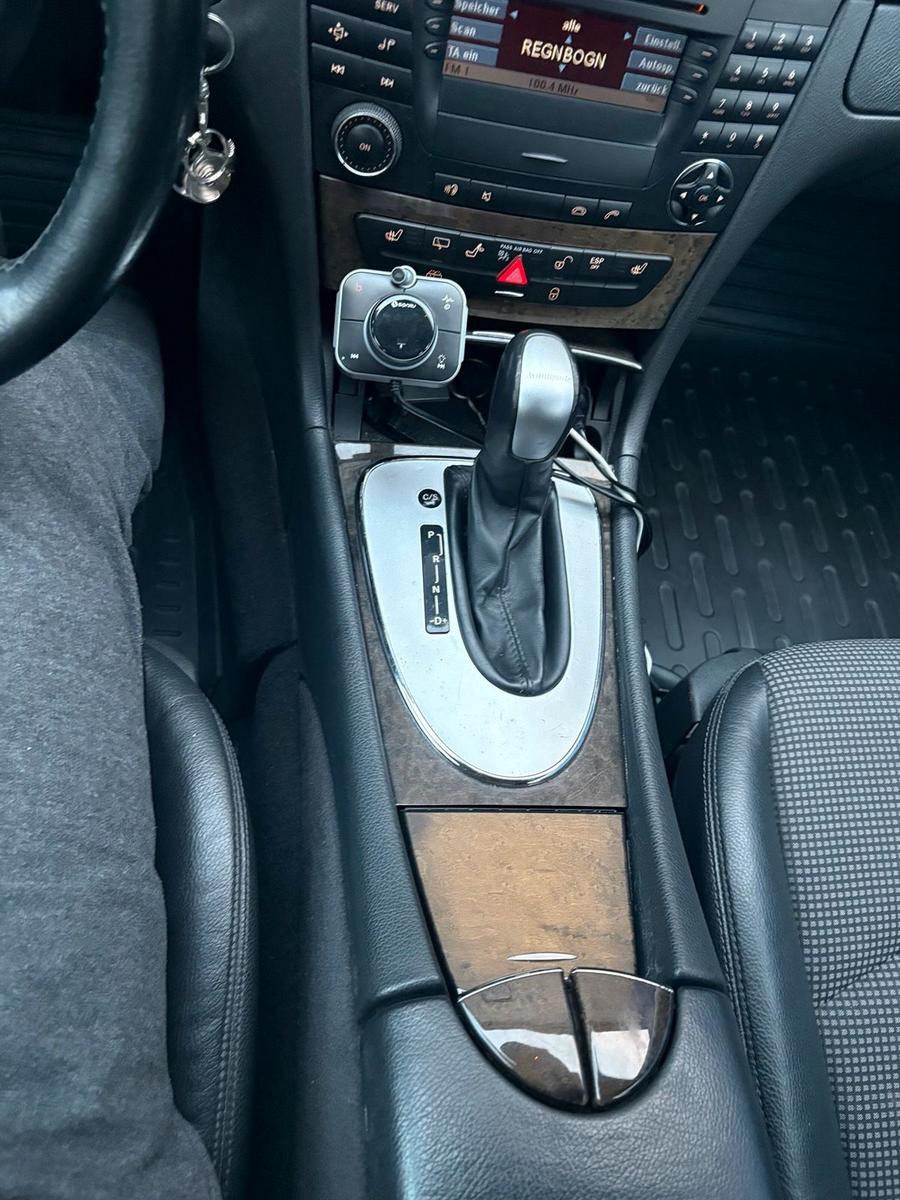 Mercedes-Benz E200 2004 — photo 11