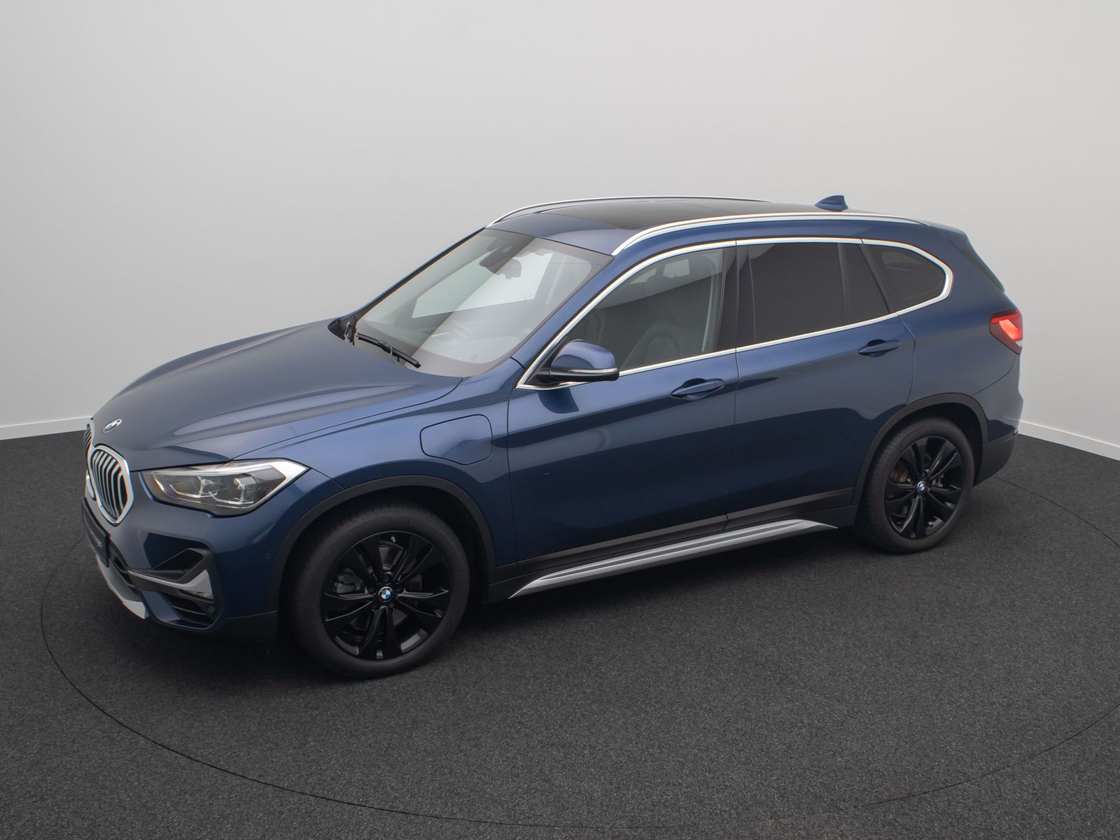 Fahrzeugabbildung BMW X1 xD25e xLine Panorama H/K Kamera DAB HUD Voll