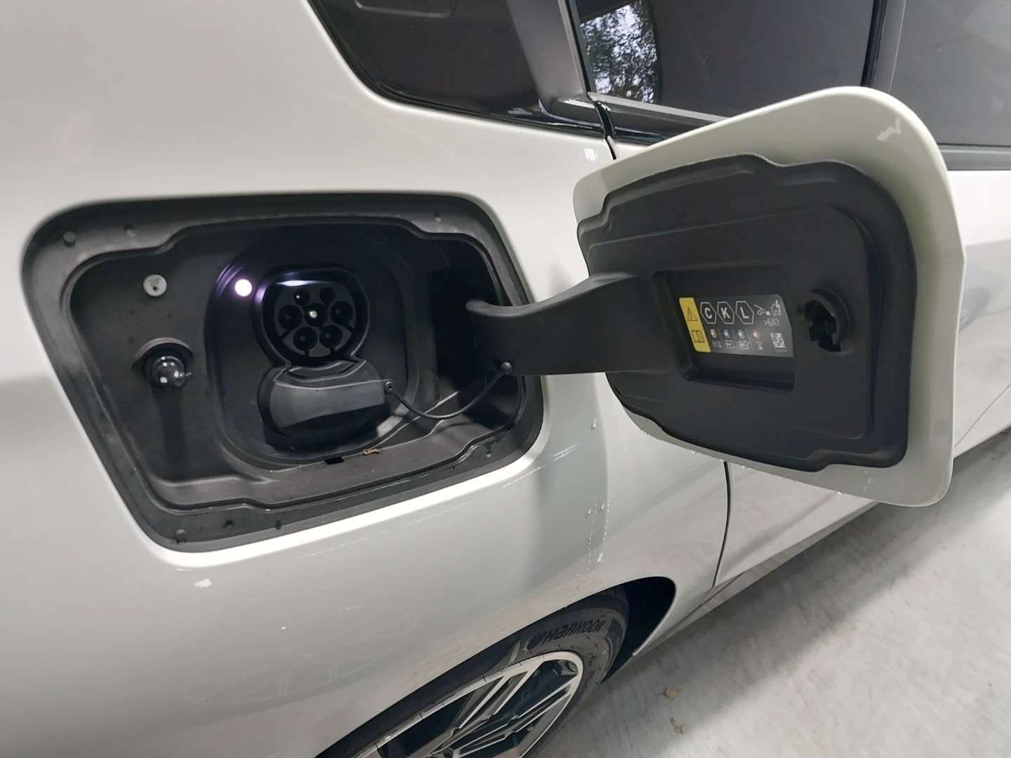 Fahrzeugabbildung BMW i5 xDrive40 M Sportpaket, Aktive Sitzbelüftung v