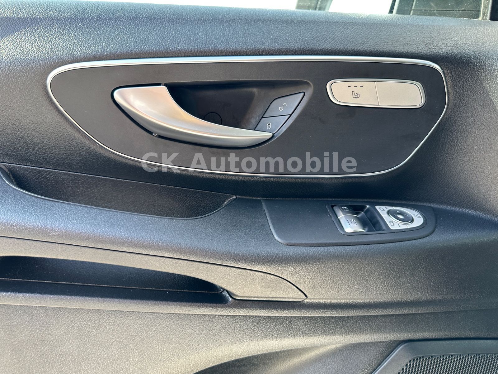 Fahrzeugabbildung Mercedes-Benz Vito Mixto 119 Lang Autom./5 Sitze/Navi/LED/AHK