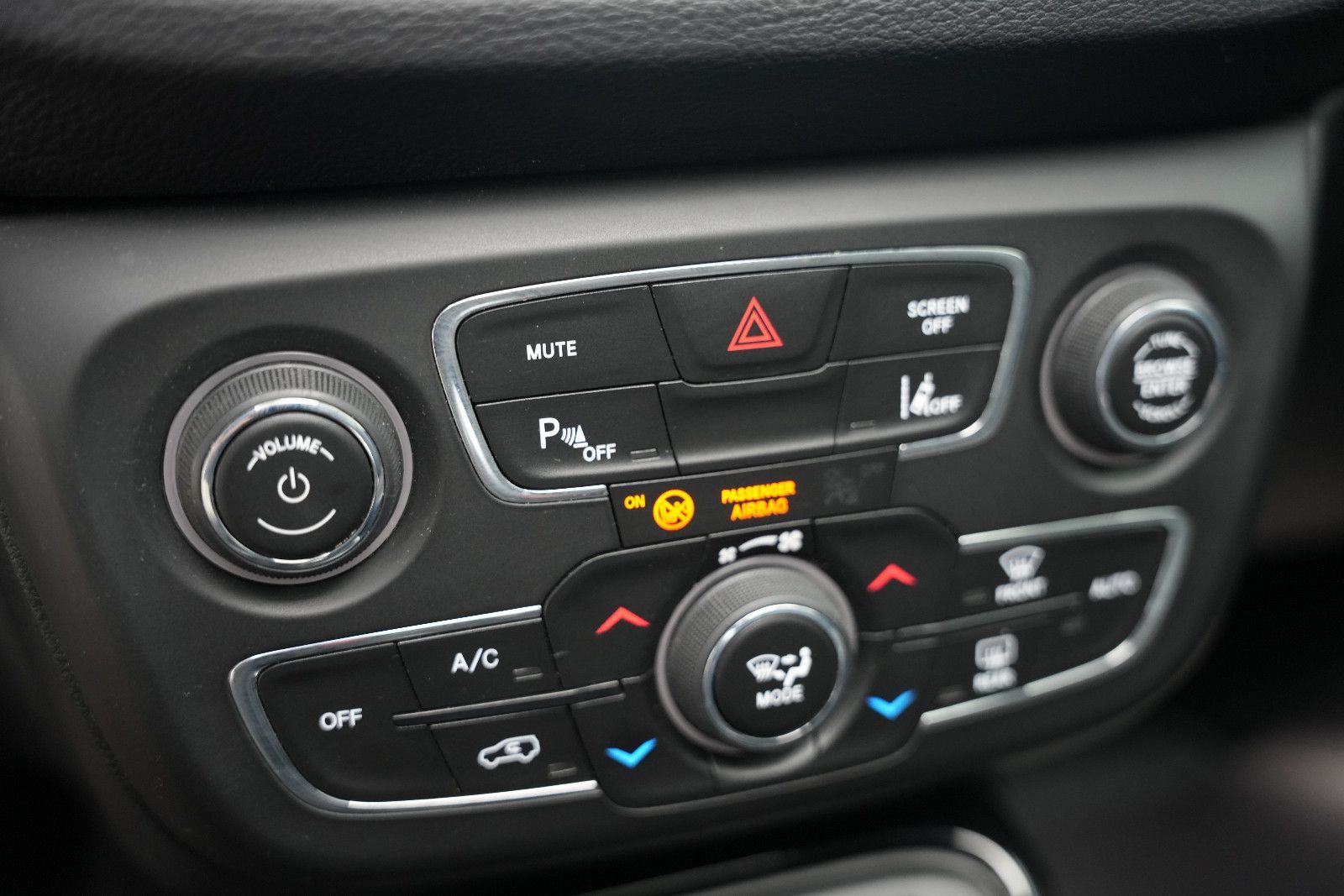 Fahrzeugabbildung Jeep Compass Limited 4WD /PANO/SHZ/L-HEIZ/PDC