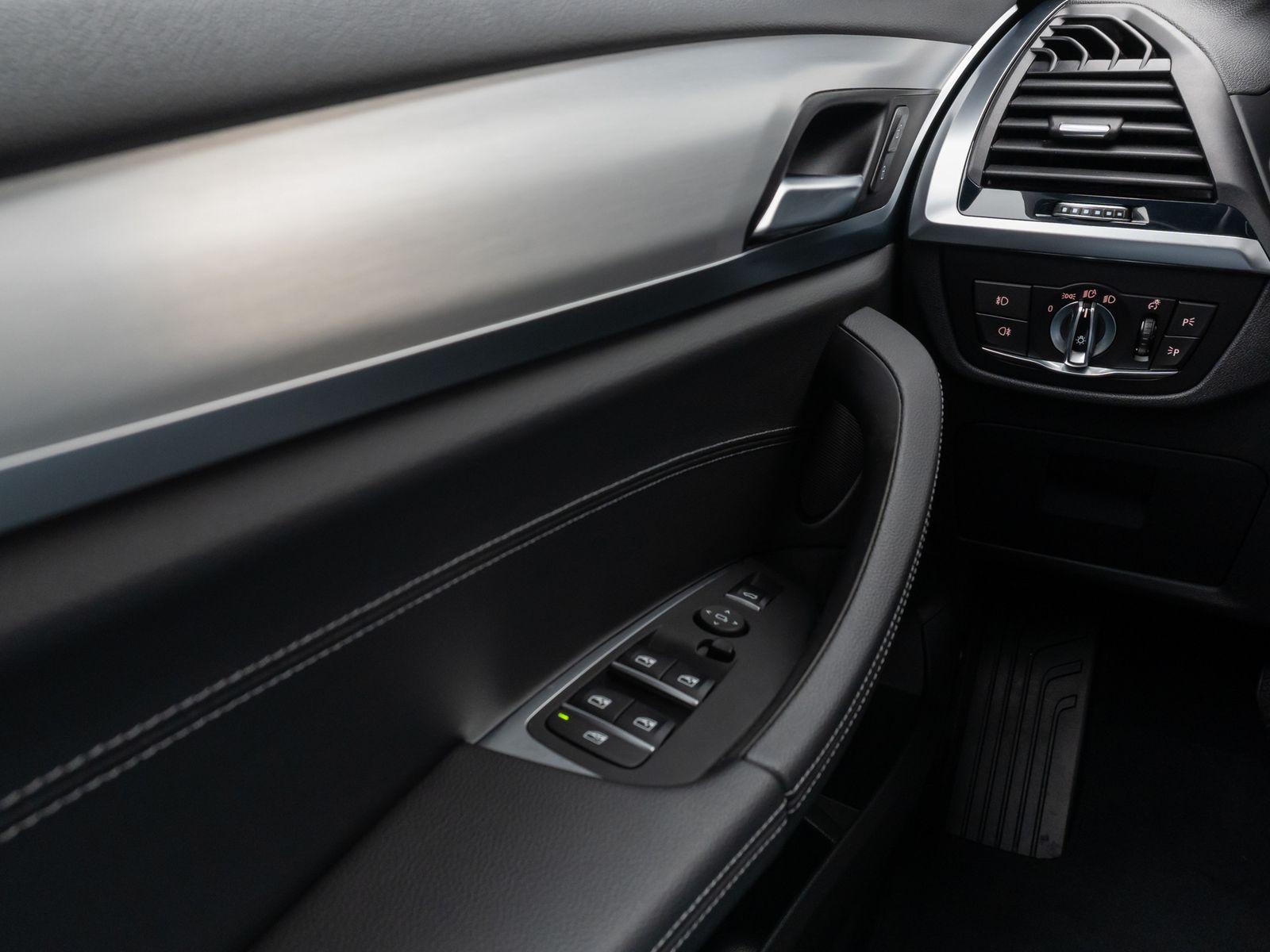 Fahrzeugabbildung BMW X3 xD20i ADVANTAGE DAB GeschwindigReg PDC Leder