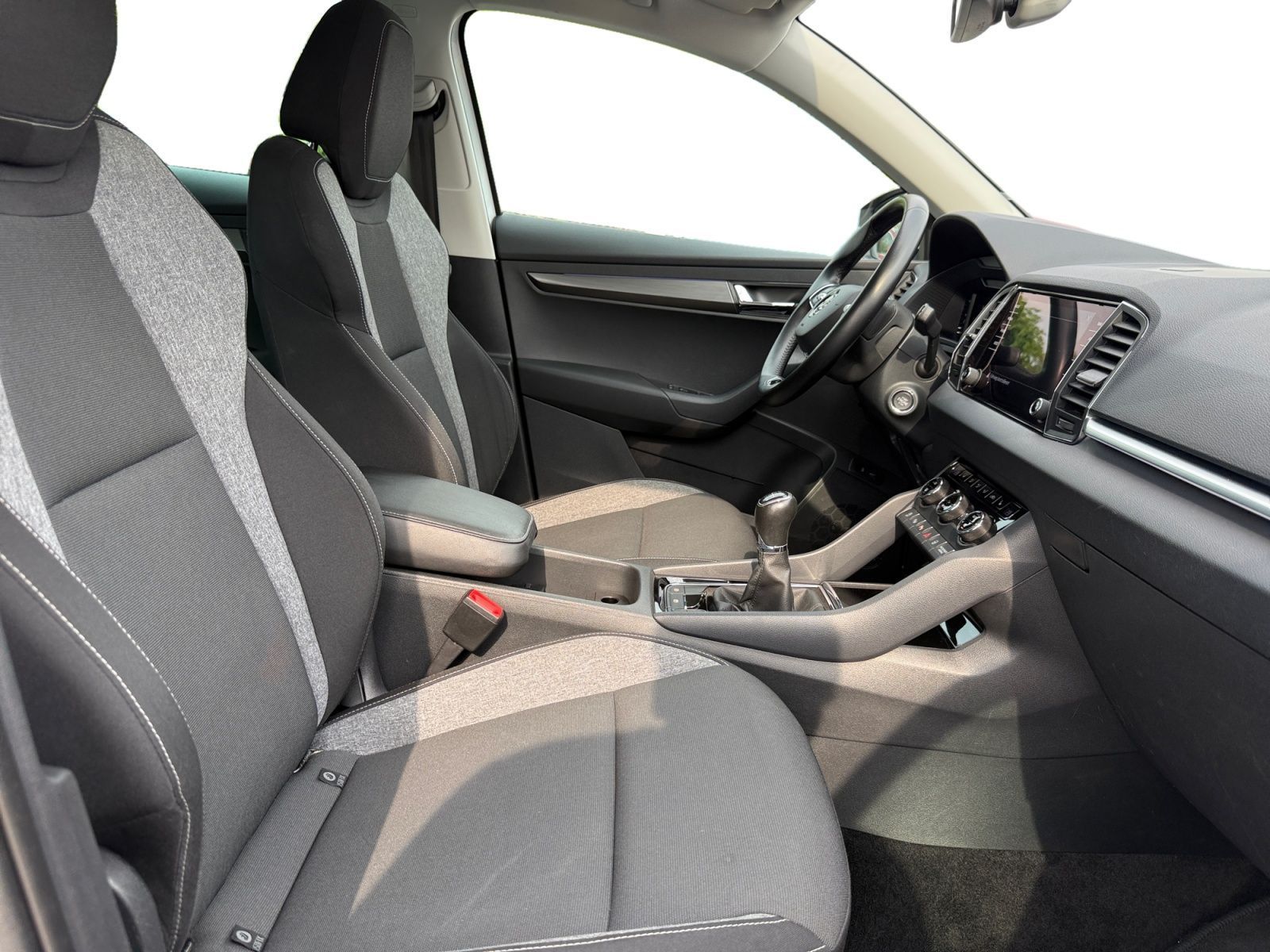 Fahrzeugabbildung SKODA Karoq 2.0 TDI Drive 125 PANO AHK LED