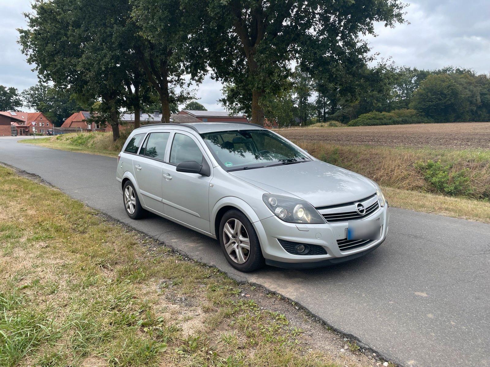 Opel Astra 2008 — rear view