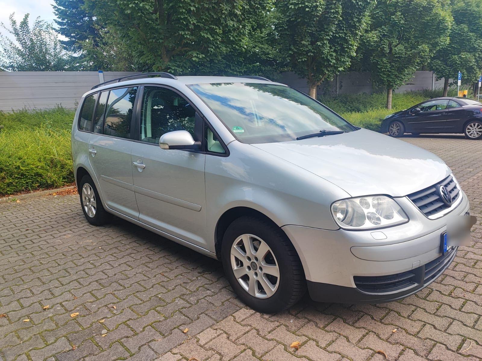 Volkswagen Touran 2004 — rear view