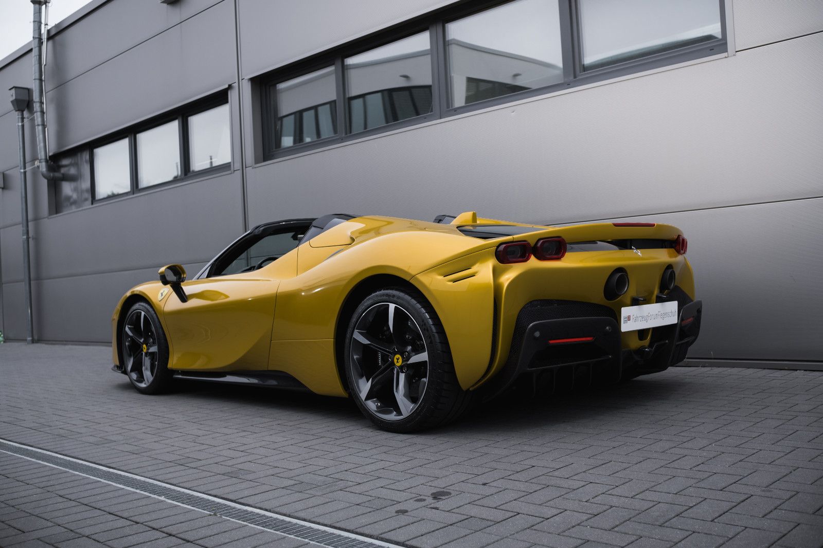 Fahrzeugabbildung Ferrari SF90 Spider-Giallo Montecarlo-Carbon-Lift-360´´