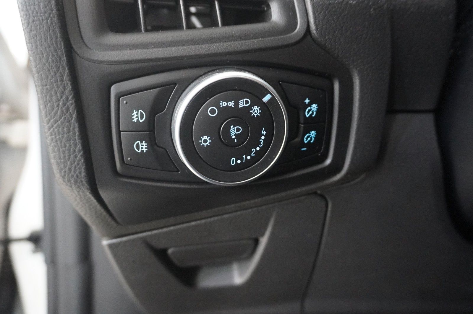 Fahrzeugabbildung Ford Focus Turnier 1.5D BUISNESS NAVI/LED/SH/PDC/TEMP