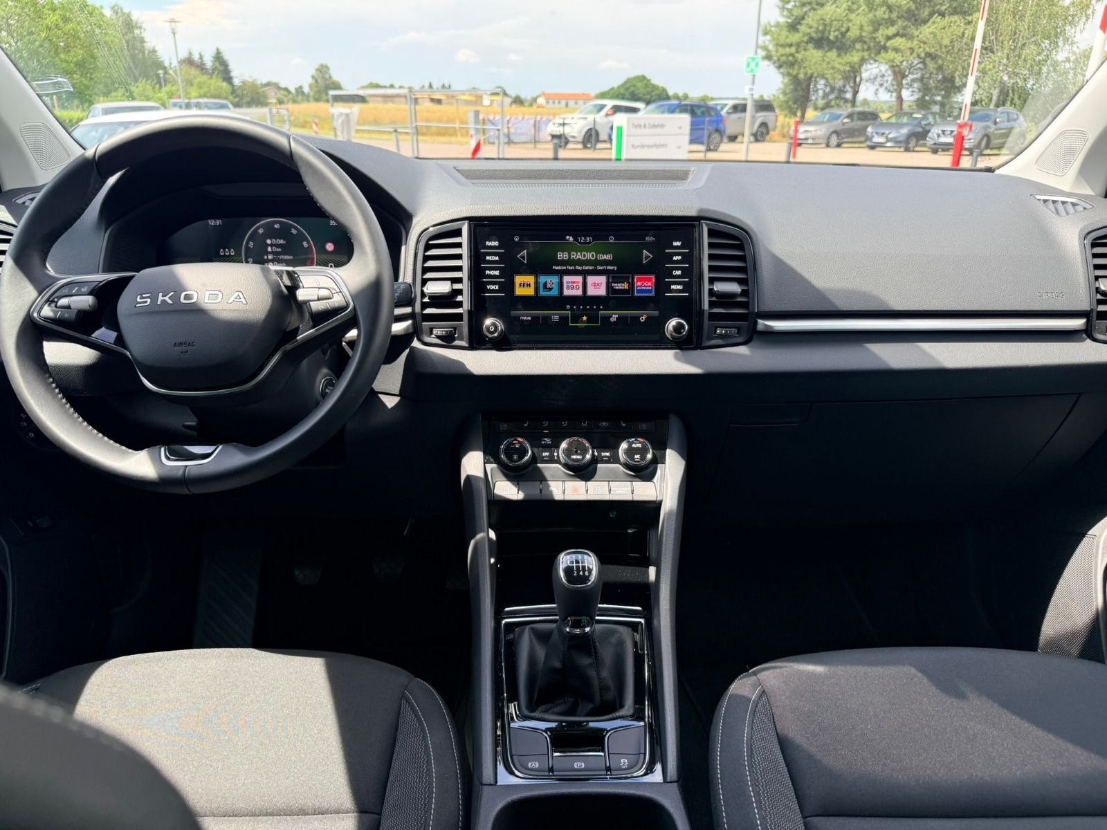 Fahrzeugabbildung SKODA Karoq Tour 115PS 6-Gang*AHK*RFK*eHeck
