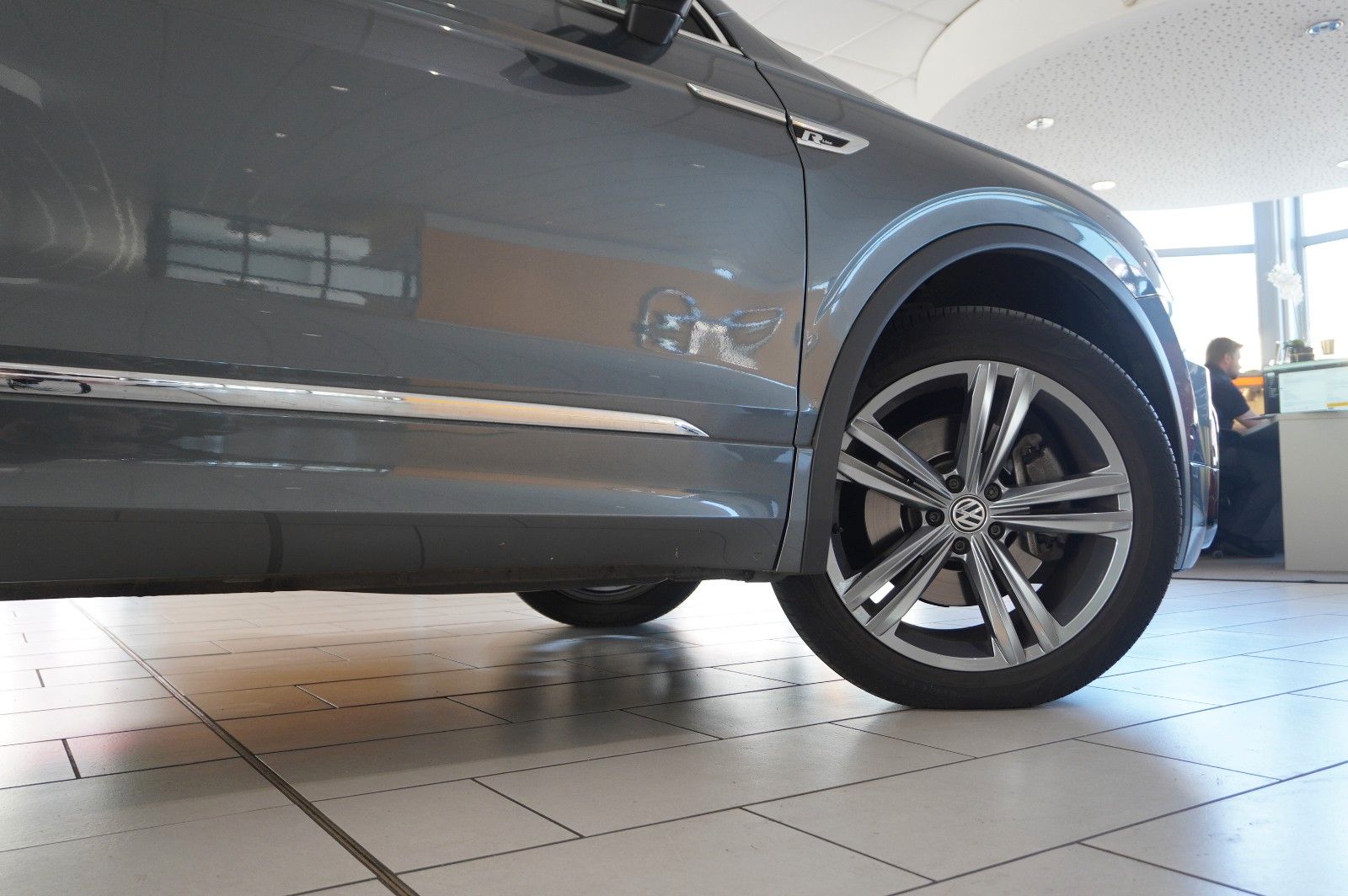 Fahrzeugabbildung Volkswagen Tiguan 2.0 TSI 4MOTION R-LINE NAVI/KAMERA/SH/AHK