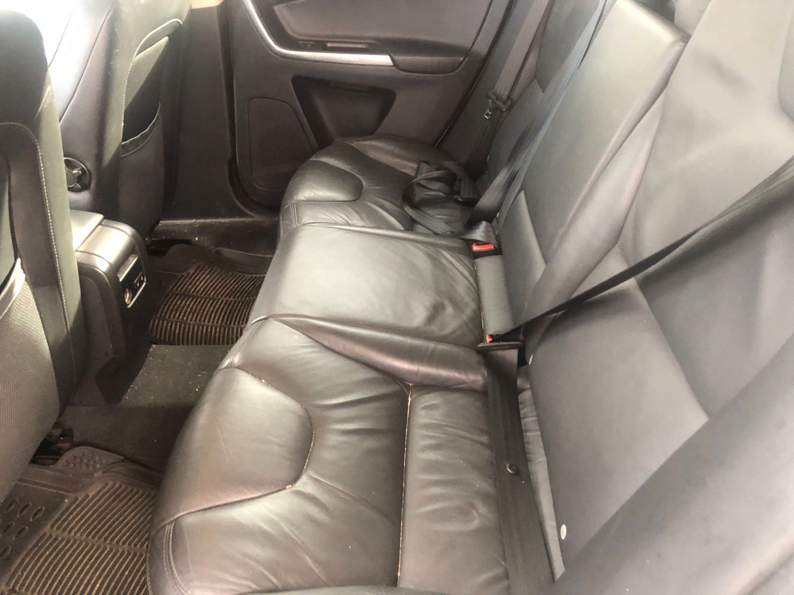 Fahrzeugabbildung Volvo XC60 Momentum AWD Frontschaden