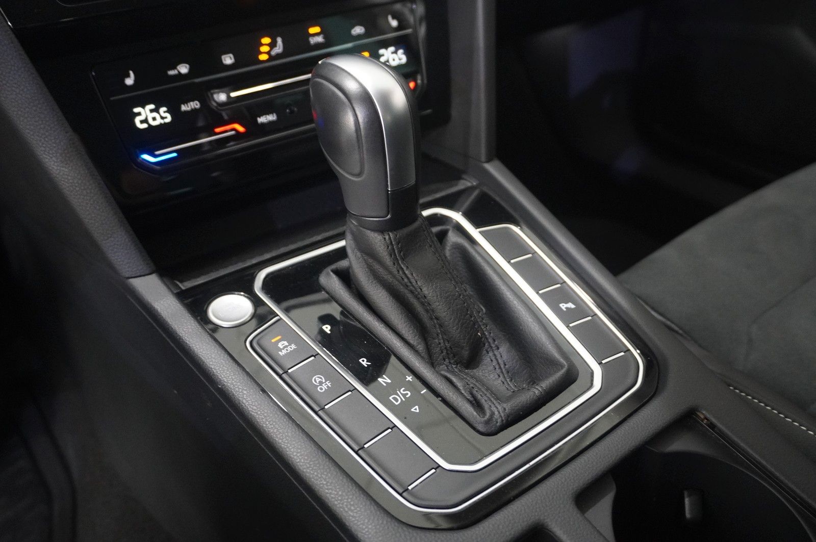 Fahrzeugabbildung Volkswagen Passat Vari. 2.0D R-LINE 4M NAVI/LED/KAMERA/AHK