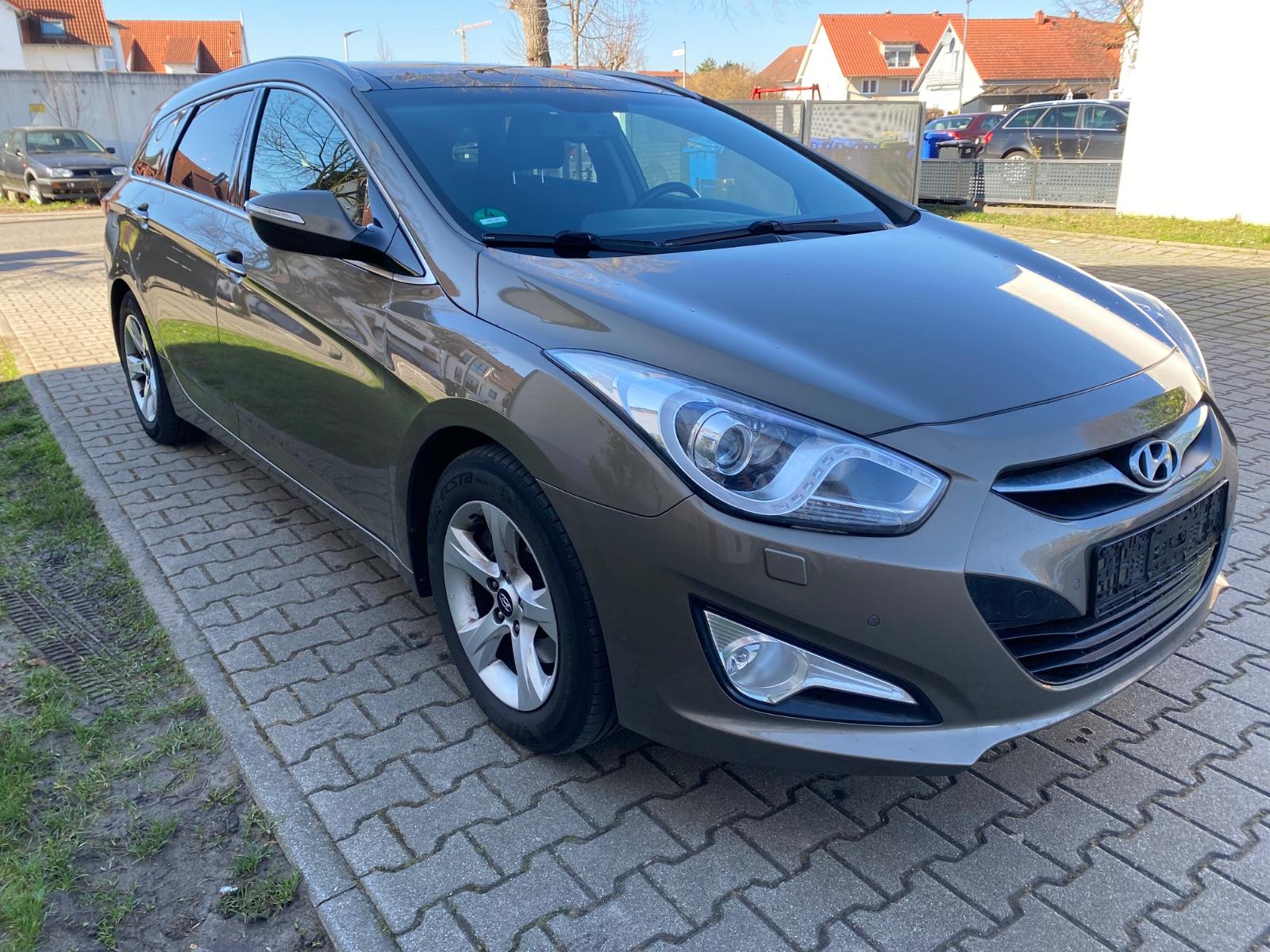 Hyundai i40 cw Style. Navi, Kamera, Panorama, Xenon, Top