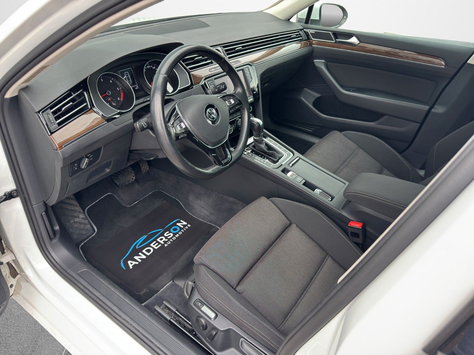 Fahrzeugabbildung Volkswagen PASSAT LIM 2.0TDI DSG STANDH KAM AHK DYNAUD PANO