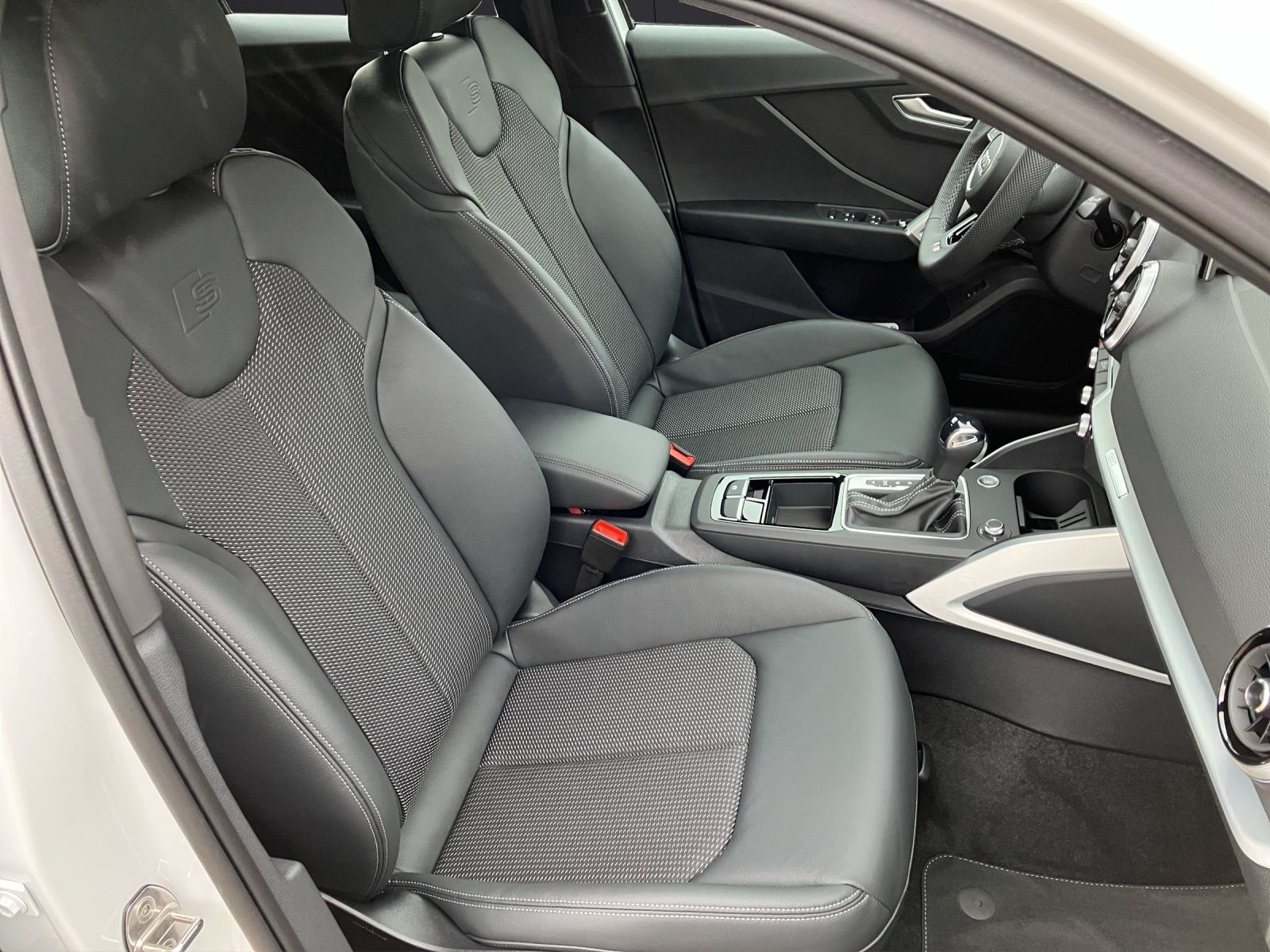 Fahrzeugabbildung Audi Q2 35 TFSI S-line S-tronic LED AHK AVC GRA PDC S