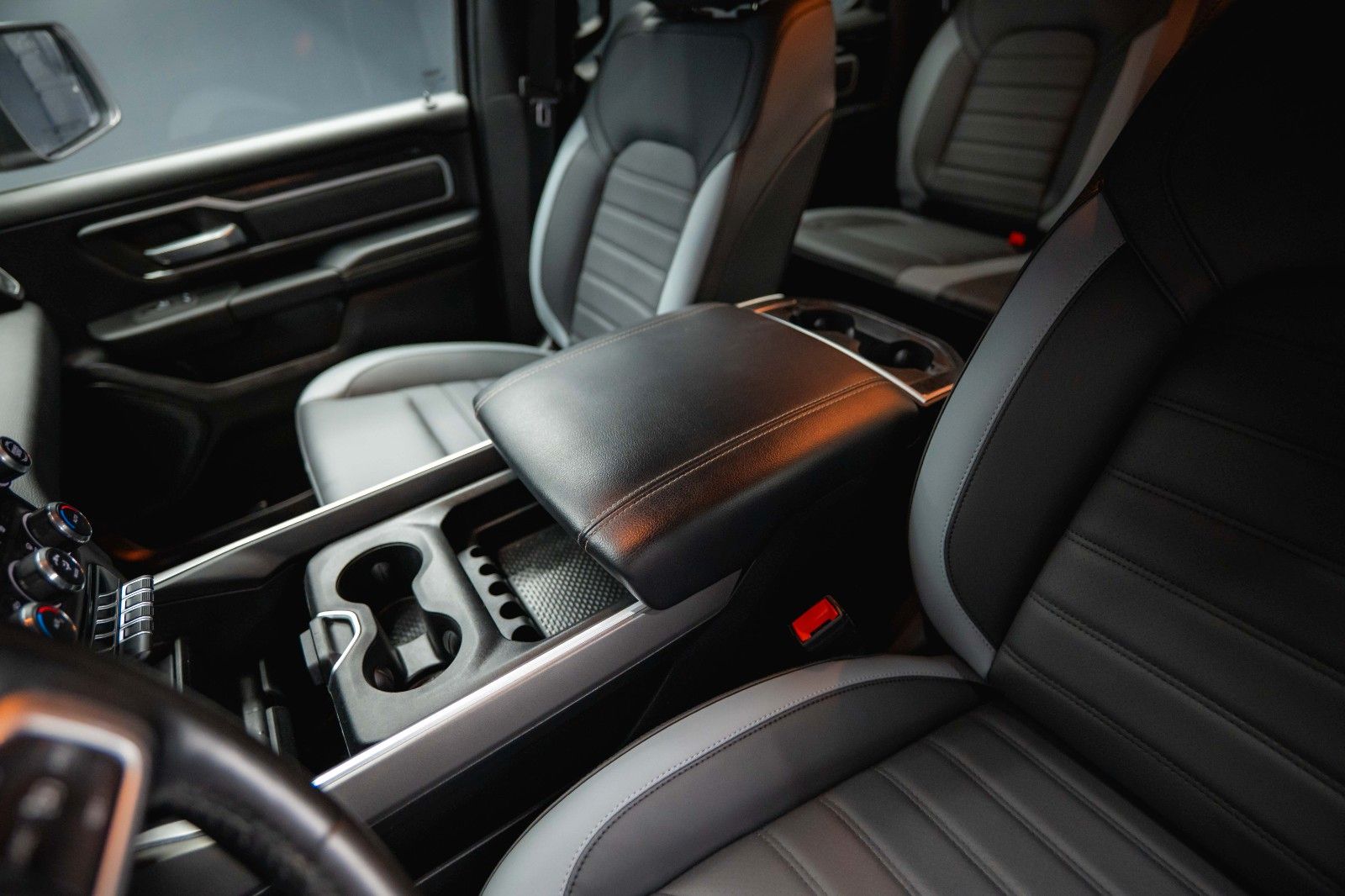 Fahrzeugabbildung Dodge RAM 5.7 V8 HEMI 4x4 OFFROAD Night-Paket *LED*