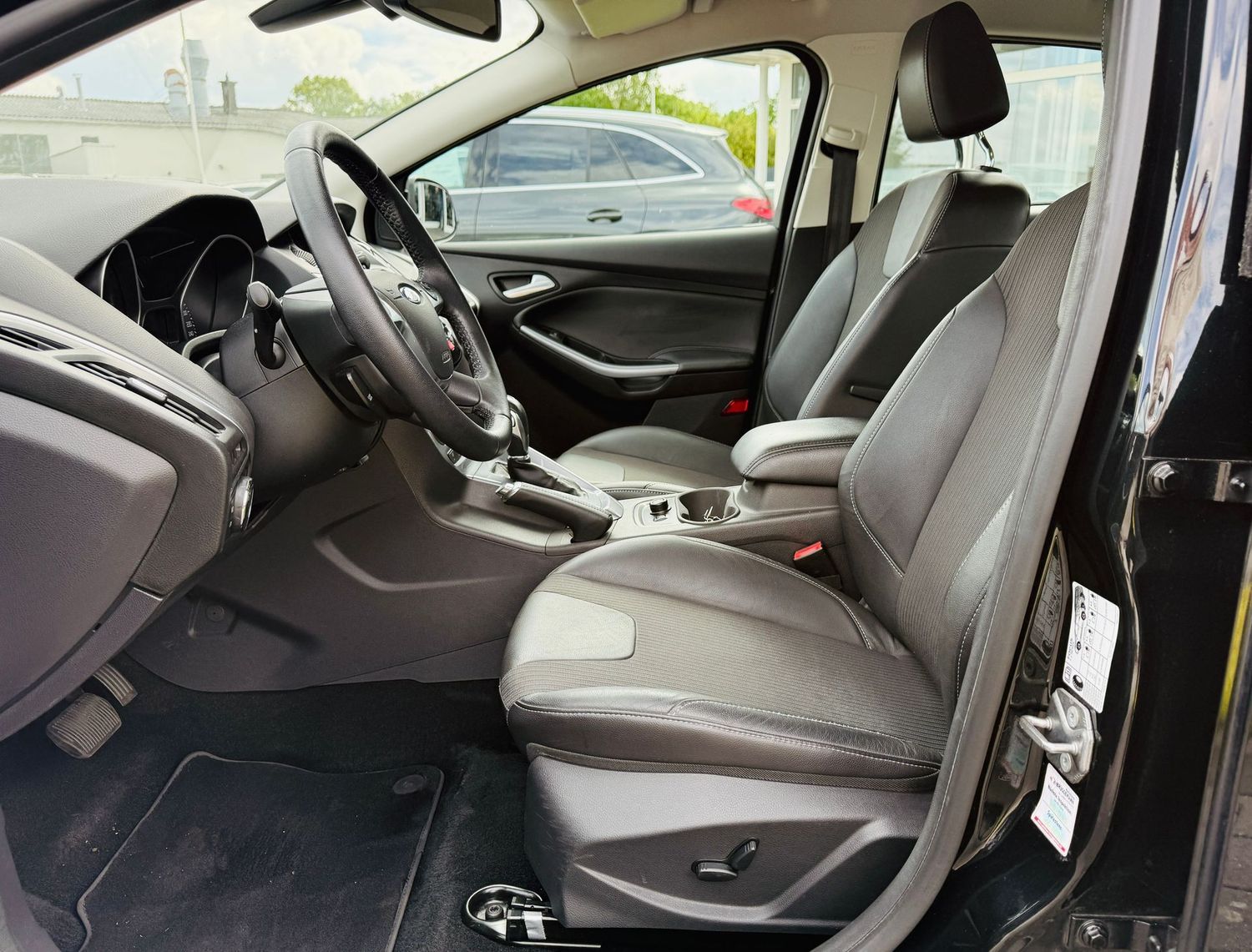 Fahrzeugabbildung Ford Focus 2,0 TDCi, TITANIUM, Automatik, Klima, PTS,