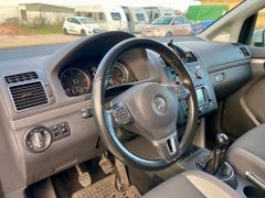 Fahrzeugabbildung Volkswagen Touran 1.6 TDI Life AAC NAVI SHZ PDC VORN ALU