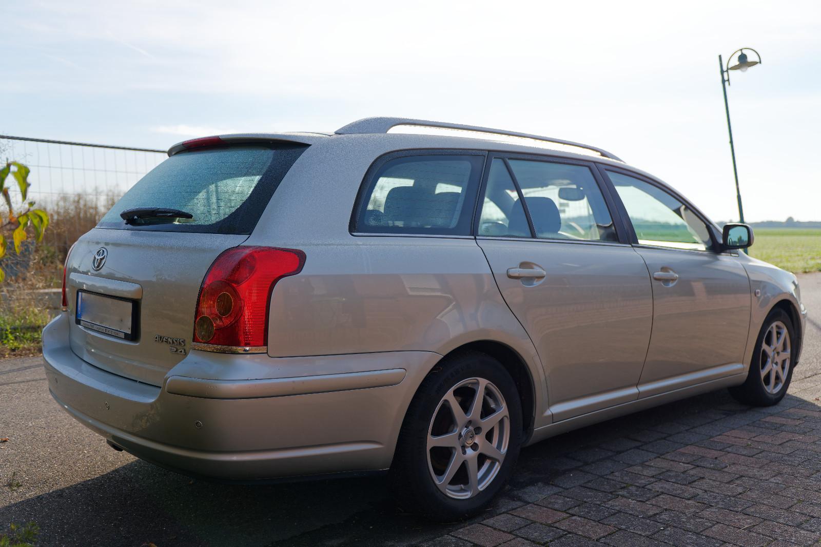 Toyota Avensis 2005 — салон