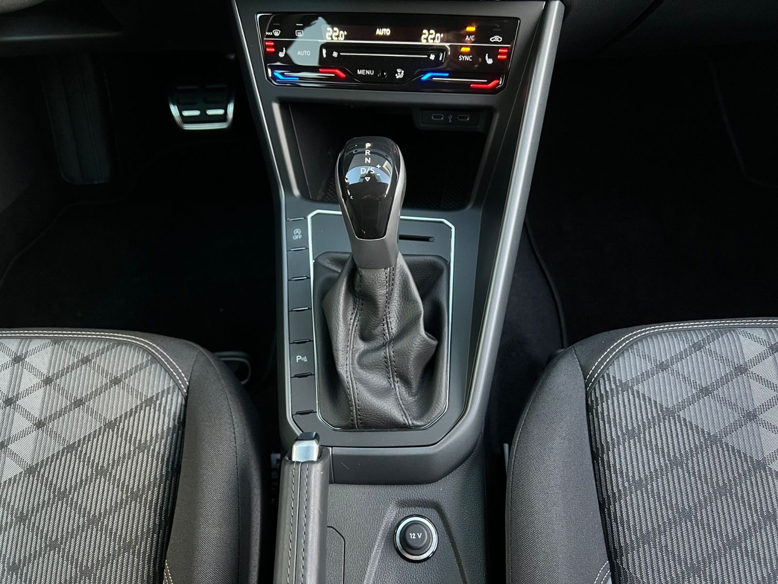 Fahrzeugabbildung Volkswagen Taigo R-Line 1.5 TSI DSG *AHK, IQ-Light, Navi, 1