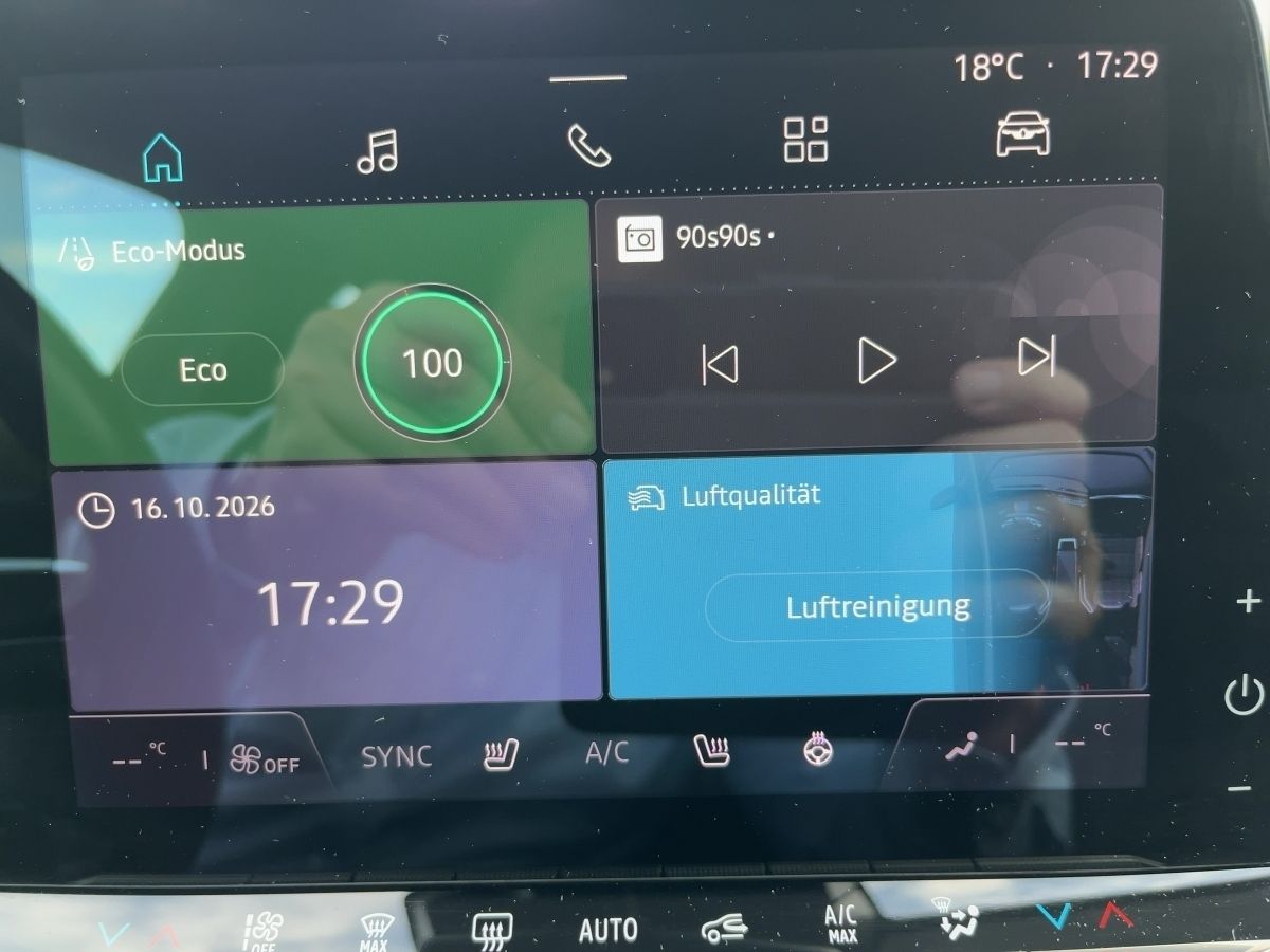 Fahrzeugabbildung Renault Megane E-TECH 130 EV40 CCS Kamera boost charge - mit KI generiert/bearbeitet