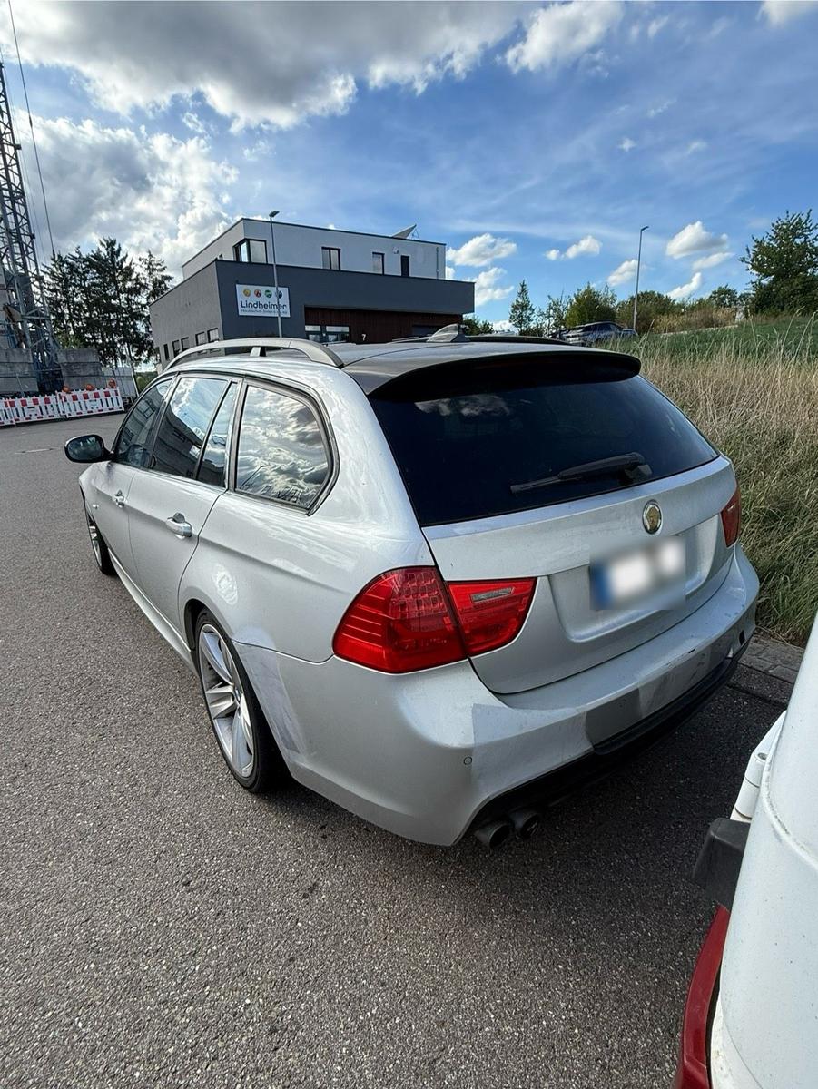 BMW 330 2009 — interior
