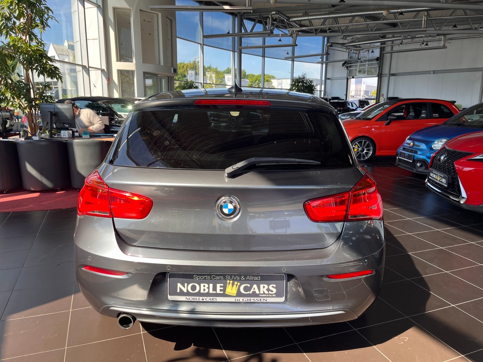 Fahrzeugabbildung BMW 118 i Sport Line KLIMA LED SHZ PDC 17"