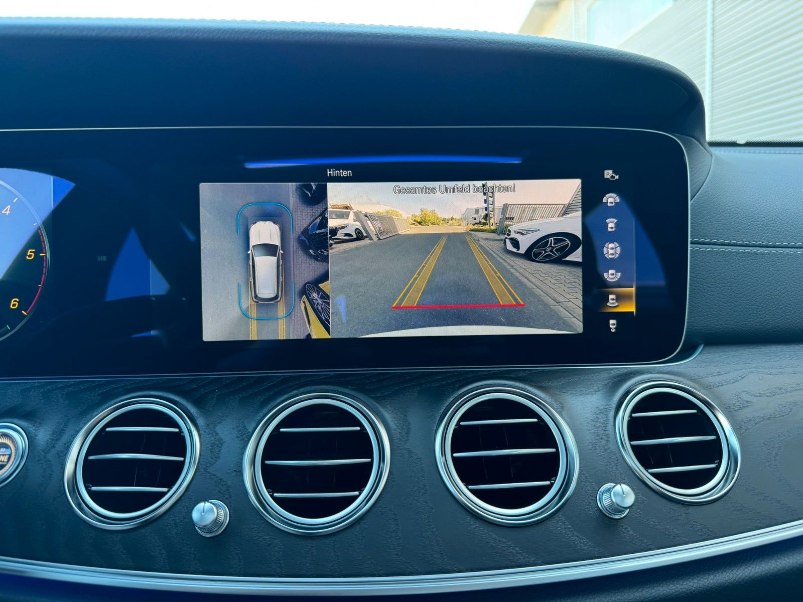 Fahrzeugabbildung Mercedes-Benz E 300 d  T 4M AMG HUD+PANO+AHK+Burm+Distr+360°