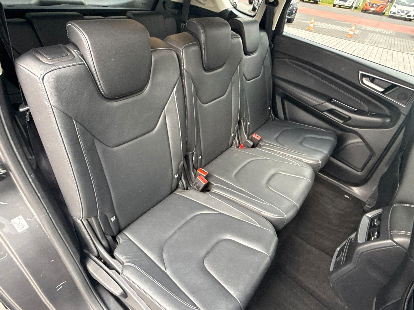 Fahrzeugabbildung Ford S-MAX Titanium 7 Sitzplätze