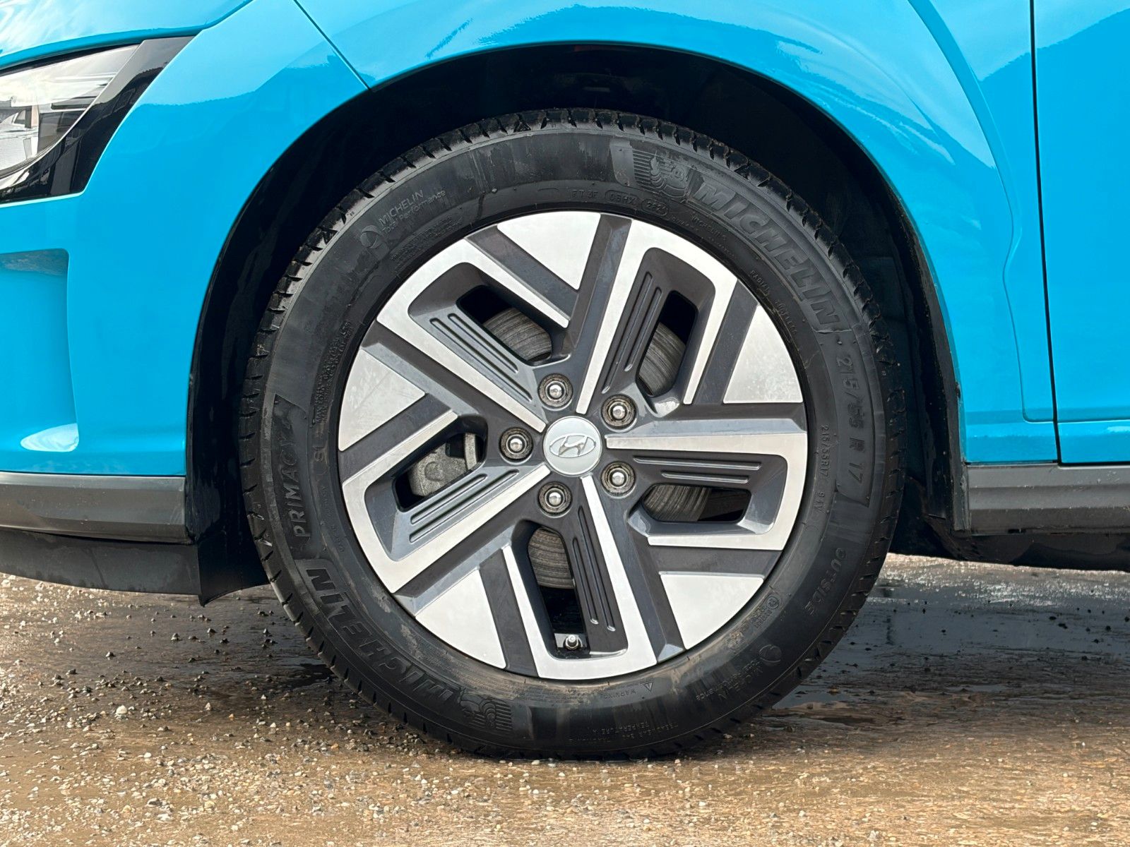 Fahrzeugabbildung Hyundai KONA E Basis 2WD LKAS CAM CarPlay DAB+ 17" 305km