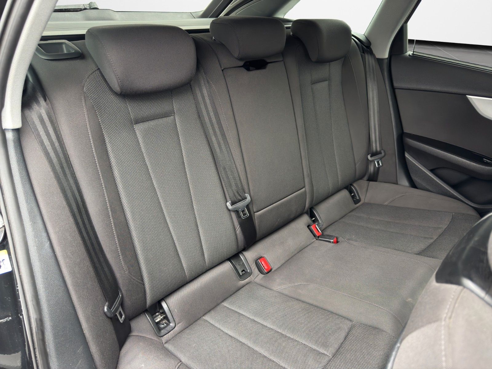 Fahrzeugabbildung Audi A4 AVANT 35 TFSI BLACK S-TRONIC NAVI LED ALLWETT