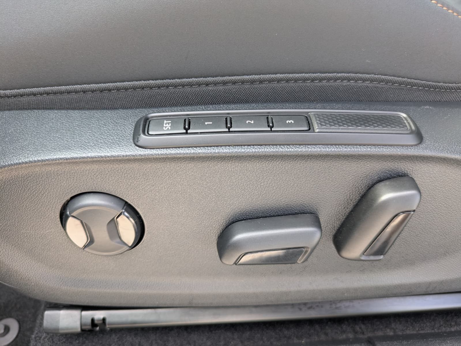 Fahrzeugabbildung CUPRA Terramar 2.0 TSI 4D VZ HUD*MATRIX*PANO*DCC*20"