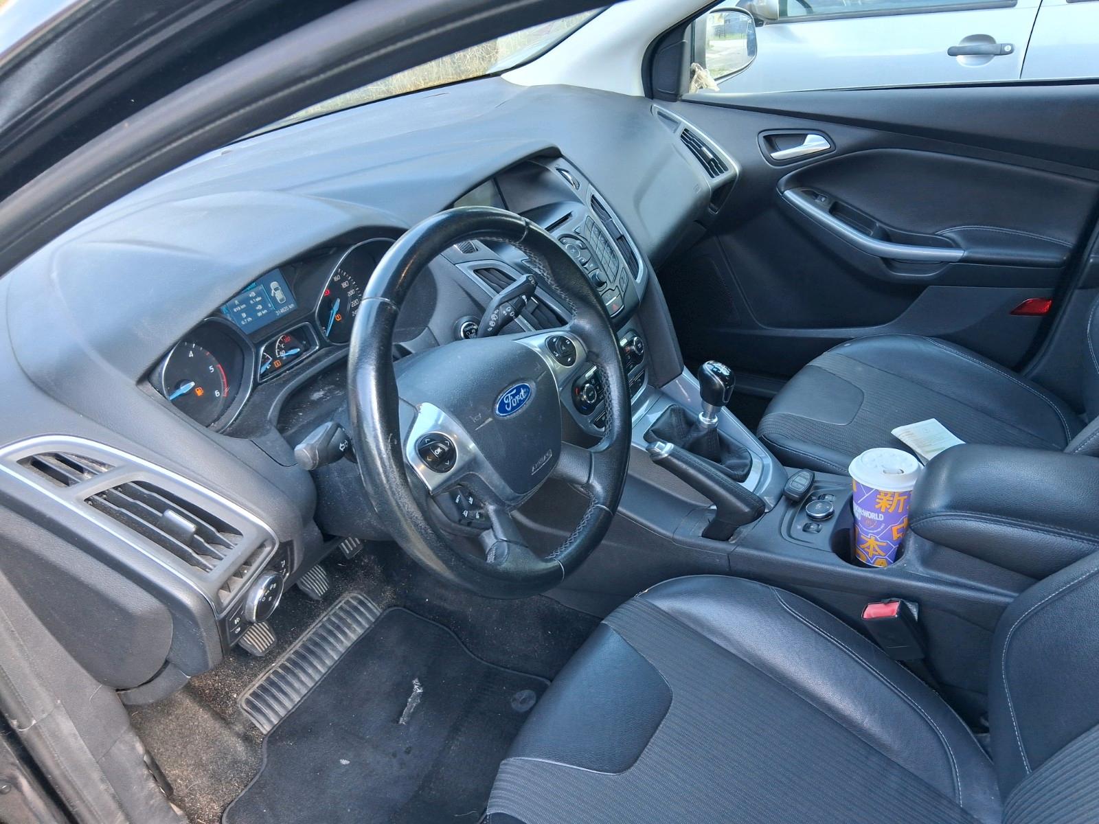 Ford Focus 2014 — interior