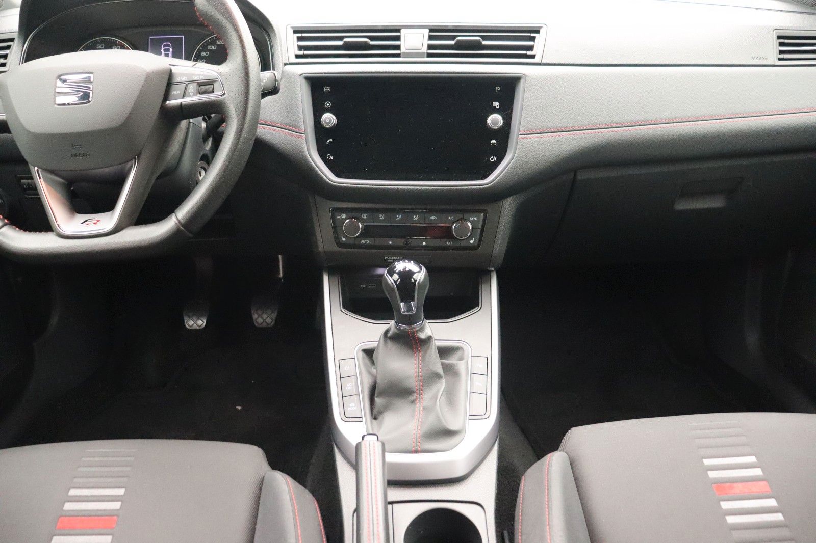 Fahrzeugabbildung SEAT Arona 1.5 FR NAVI AHK KAMERA