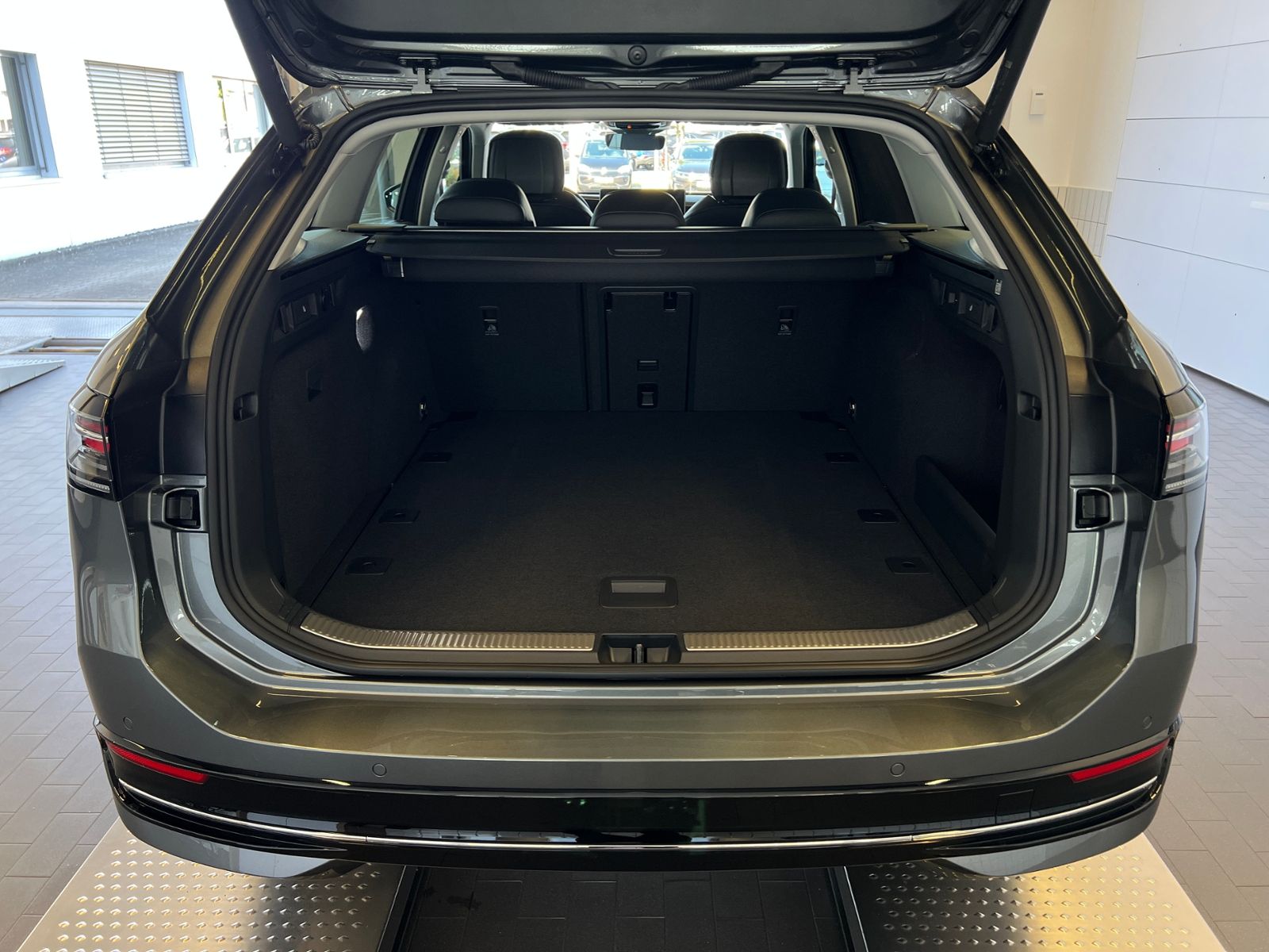 Fahrzeugabbildung Volkswagen Passat Variant Elegance 1.5 eTSI DSG *AHK,IQ-Lig