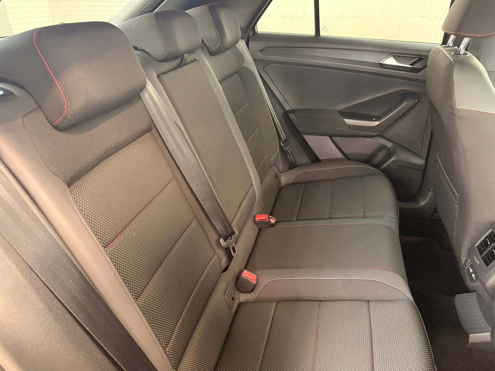 Fahrzeugabbildung Volkswagen T-Roc 1.5 TSI Sport DSG +AHK+Navi+ACC+Light-Ass.