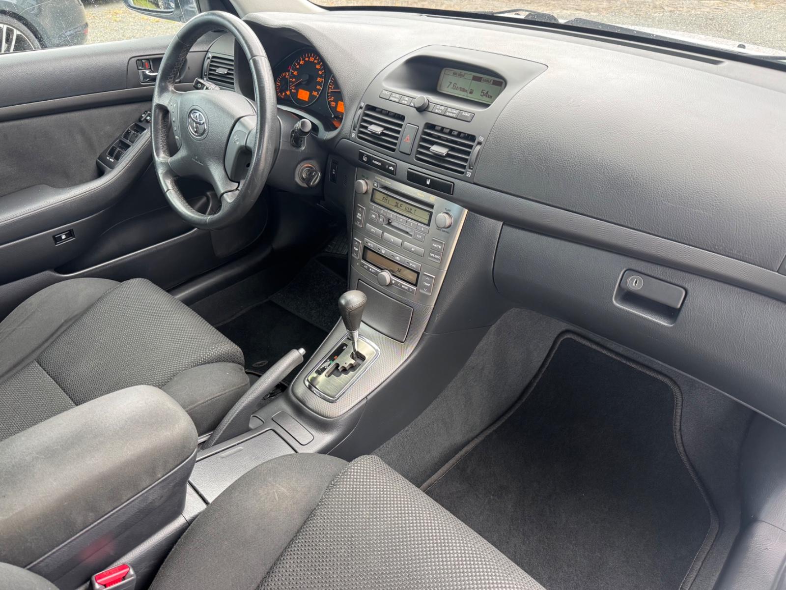 Toyota Avensis 2004 — rear view