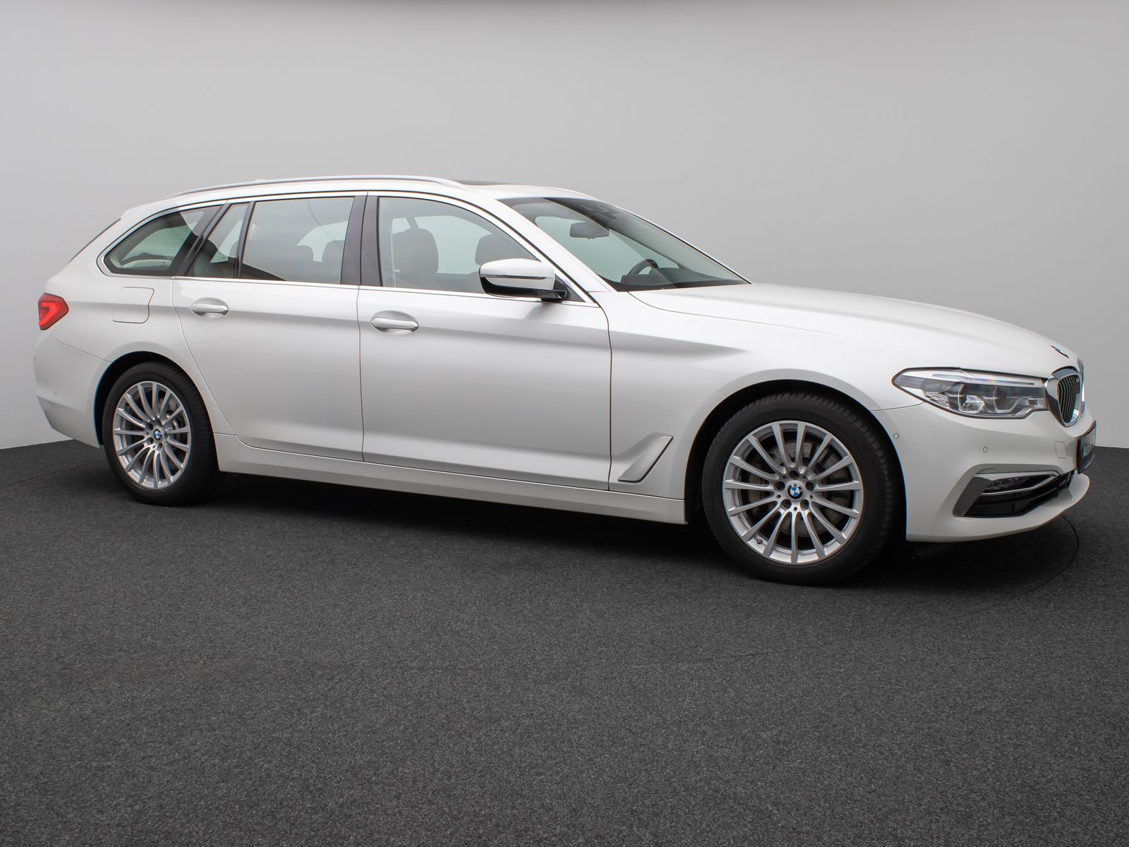 Fahrzeugabbildung BMW 530d xD Luxury Line Panorama Kamera HUD DAB HiFi