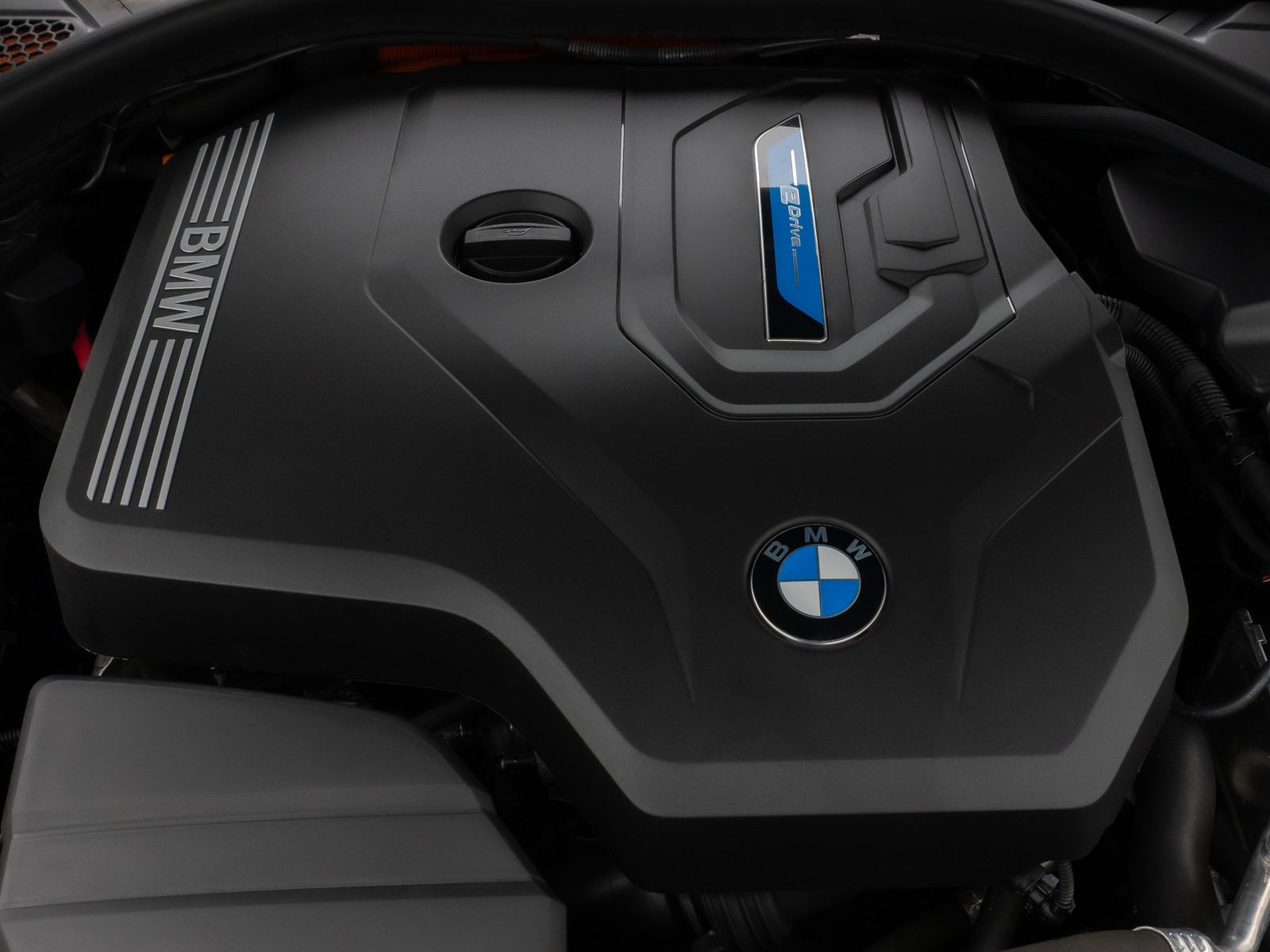 Fahrzeugabbildung BMW 330e HUD DAB HiFi CockPitPro PDC DrivingAssist