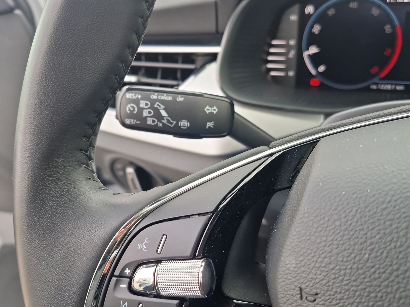 Fahrzeugabbildung SKODA Scala Tour 1.0 TSI LED Navi SHZ VC