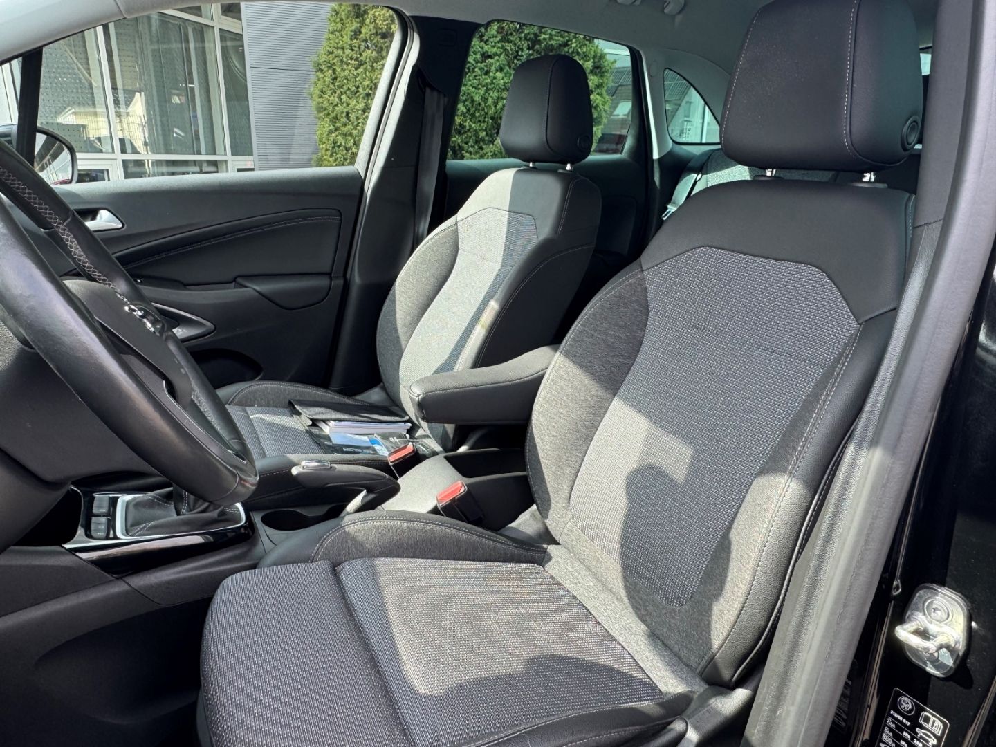 Fahrzeugabbildung Opel Crossland Elegance 1.2 Turbo mit AHK
