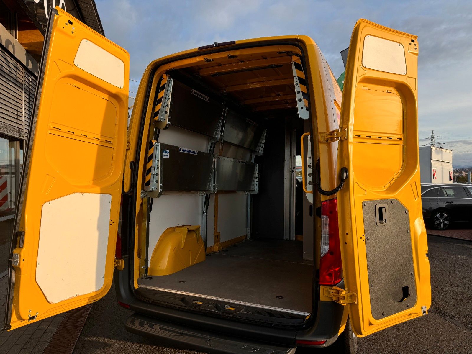 Fahrzeugabbildung Mercedes-Benz eSprinter 312 DHL Regal KEP-Ausbau