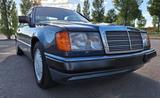 Mercedes-Benz CE 300 mit H-Kennzeichen - blaue Mercedes-Benz CE 300