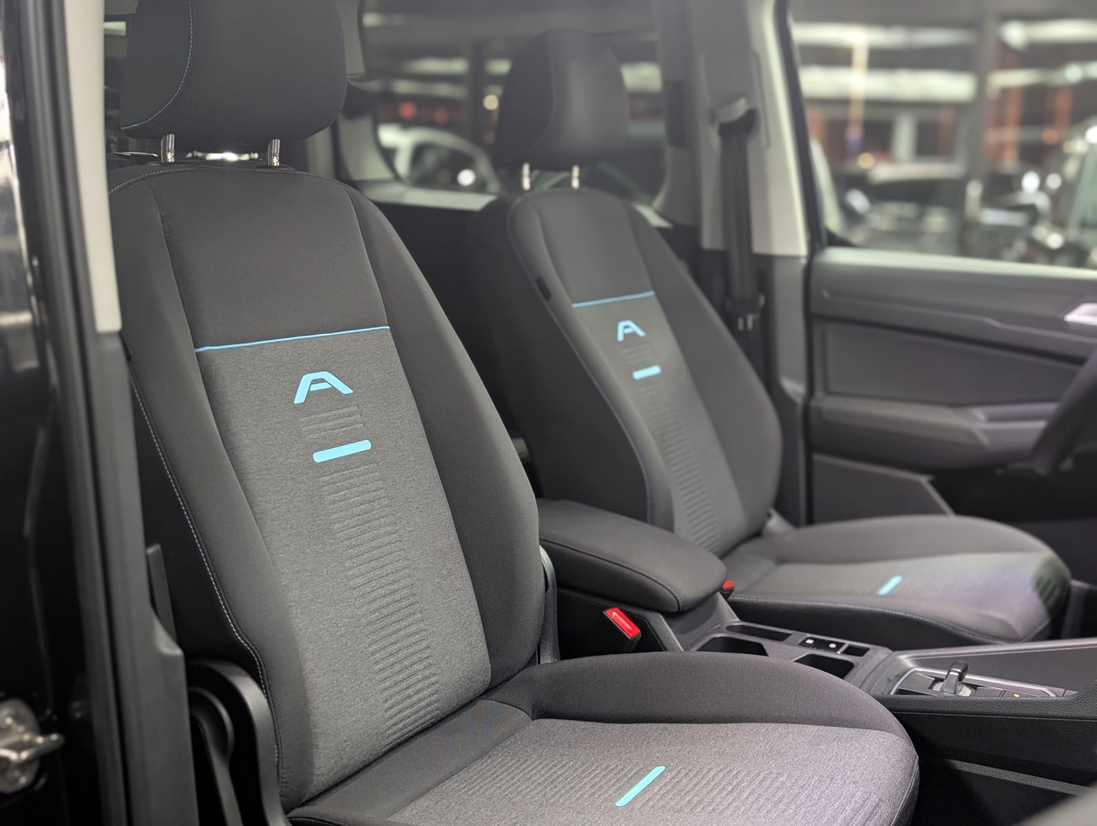 Fahrzeugabbildung Ford Tourneo Connect L2 Active 7-SI Bi-LED PANO AHK K