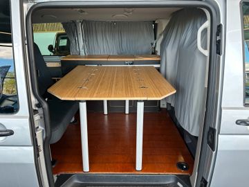 Volkswagen T5 *CAMPER*KÜCHE*BETT(aufklappbar)*ESSTISCH*AHK*