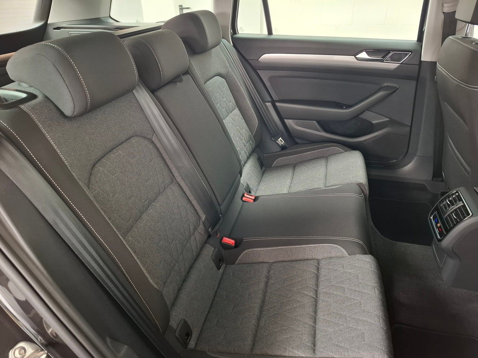Fahrzeugabbildung Volkswagen Passat Var. Business 1.5 TSI DSG +LED +Tempomat