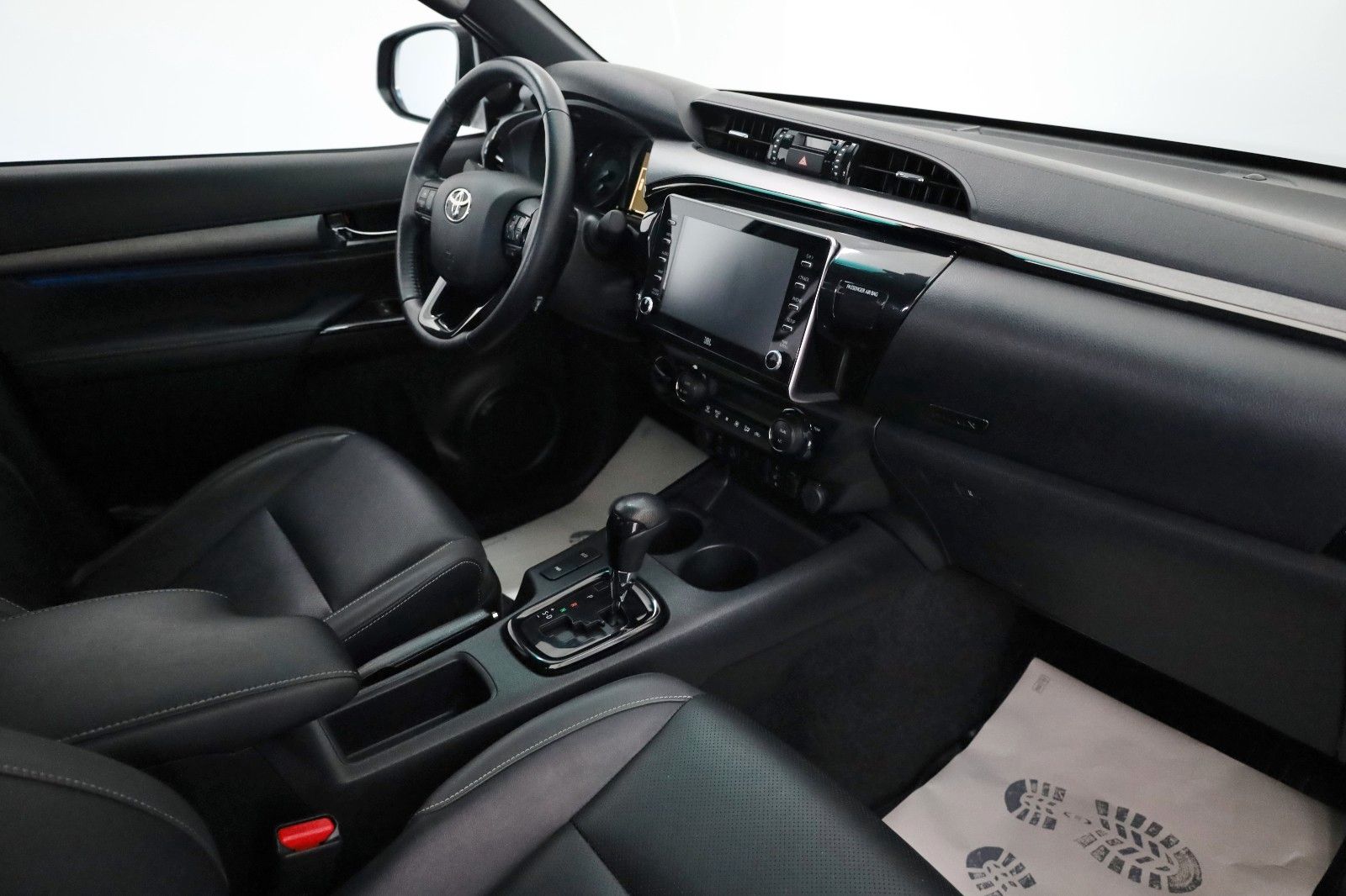 Fahrzeugabbildung Toyota Hilux 2.8 D-4D Invincible, Rollbügel, Rollo, AHK